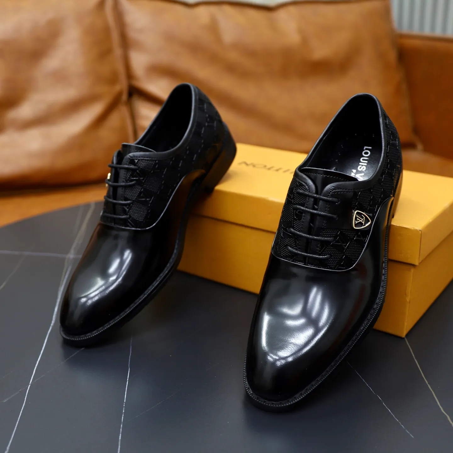 Ex-factory price: 500💰🙅‍♂️🙅‍♂️🙅‍♂️ Brand: LV Louis Vuitton Standard code: Men's size 38-44 (45 can be customized) Grade: Same style as the official website Original order quality Material: Original cowhide surface Comfortable cowhide lining Original outsole Style category: Men's fashionable casual leather shoes Distinguished big-name luxury elements Top luxury Color: actual picture color